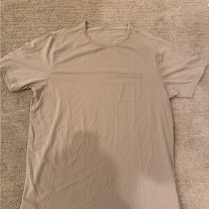 Vuori Men's Feather Pocket Tee (new without tags)